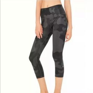 Alo Yoga | Airbrush high waist capri | Black camo